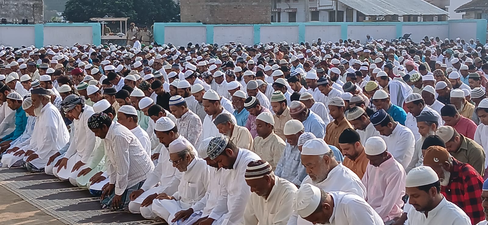 नमाज अदा करते लोग