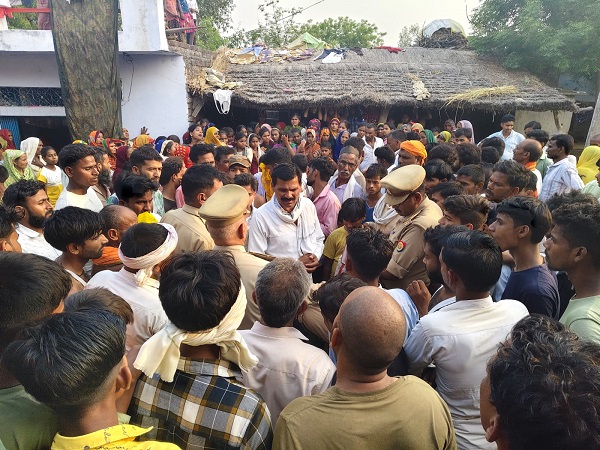 घटना की जांच को पहुंची पुलिस, लगी भीड़ घटना की जांच को पहुंची पुलिस, लगी भीड़