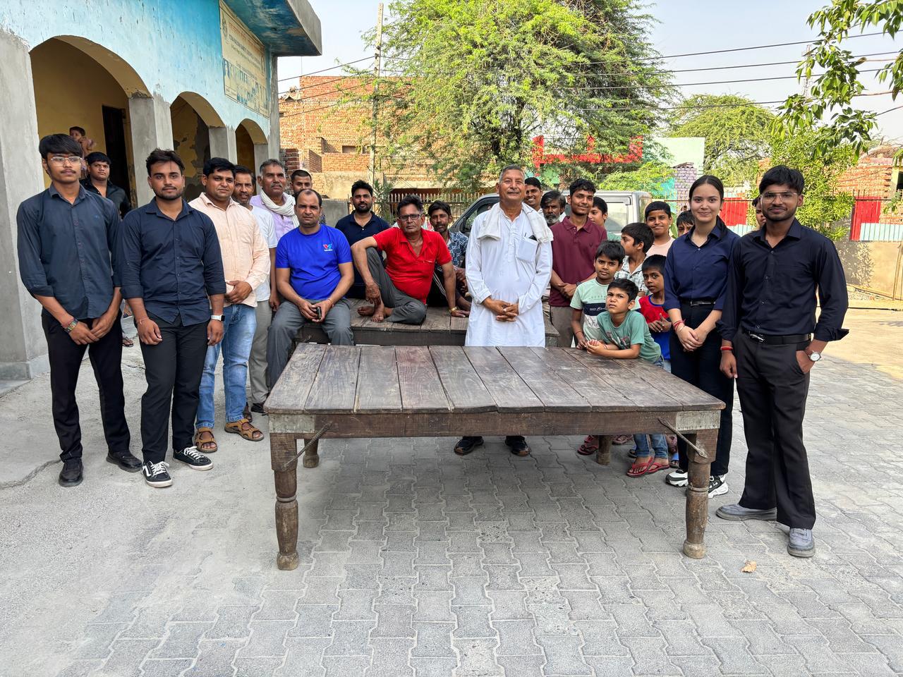 ग्रामीणों को जागरुक करते श्री विश्वकर्मा कौशल विश्वविद्यालय के विद्यार्थी।