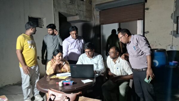 कार्रवाई करती छापामार टीम कार्रवाई करती छापामार टीम