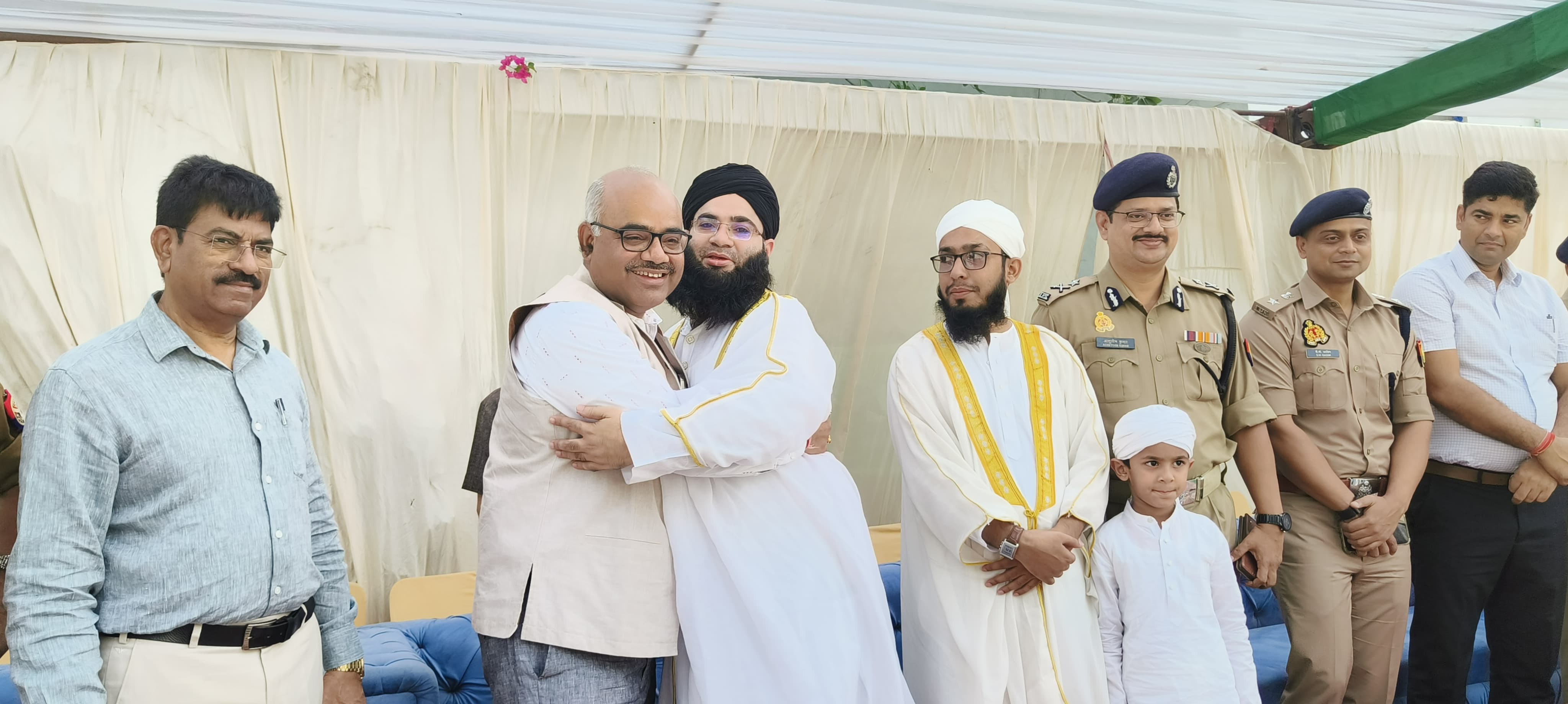 नमाजियों को गले लगाकर बकरीद की बधाई देते जिलाधिकारी जितेंद्र प्रताप सिंह व अन्य नमाजियों को गले लगाकर बकरीद की बधाई देते जिलाधिकारी जितेंद्र प्रताप सिंह व अन्य