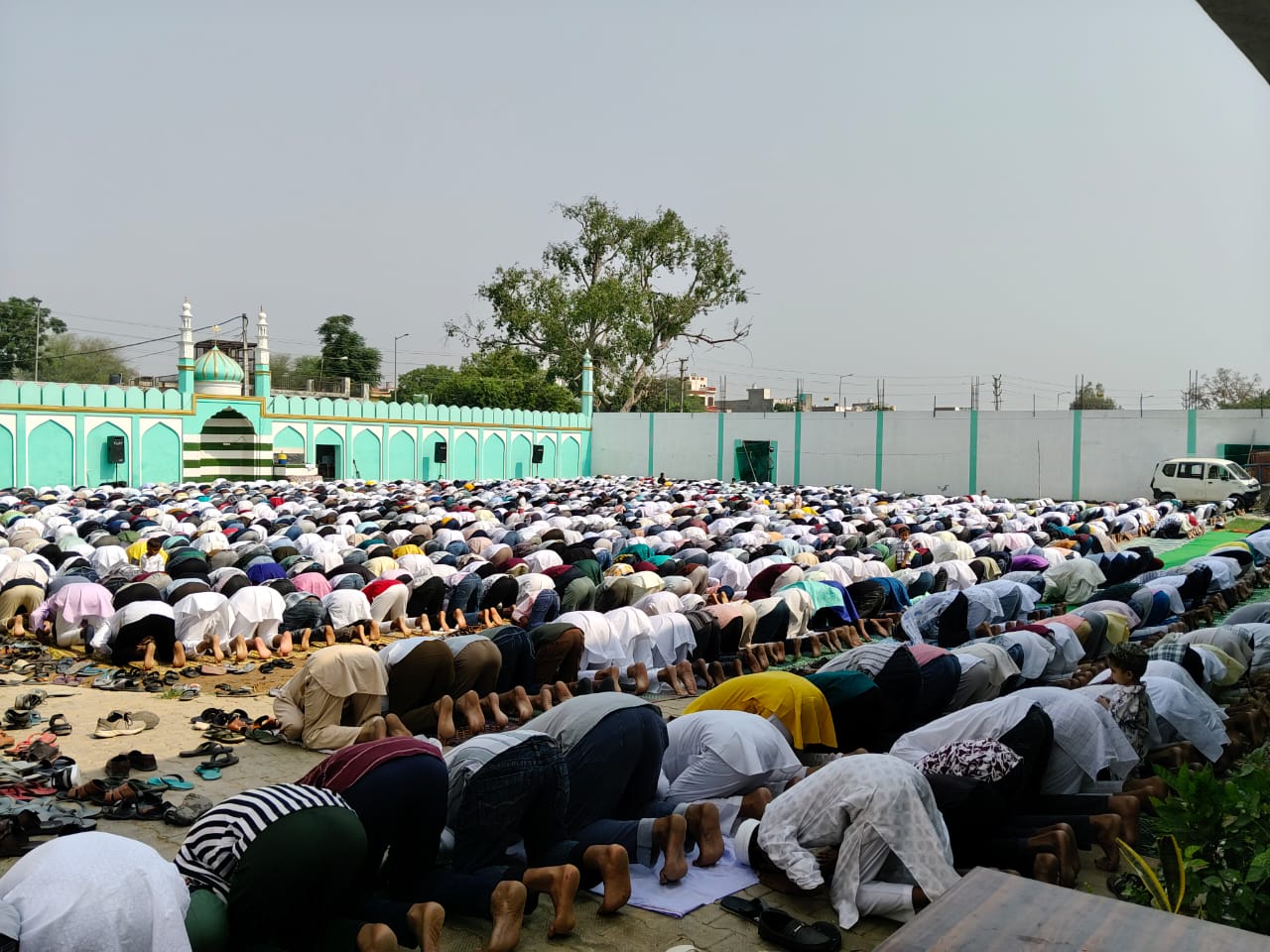 नमाज अता करते हुए मुस्लिम समाज के लोग। नमाज अता करते हुए मुस्लिम समाज के लोग।