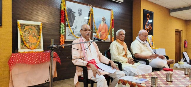 सम्बोधित करते वक्ता सम्बोधित करते वक्ता