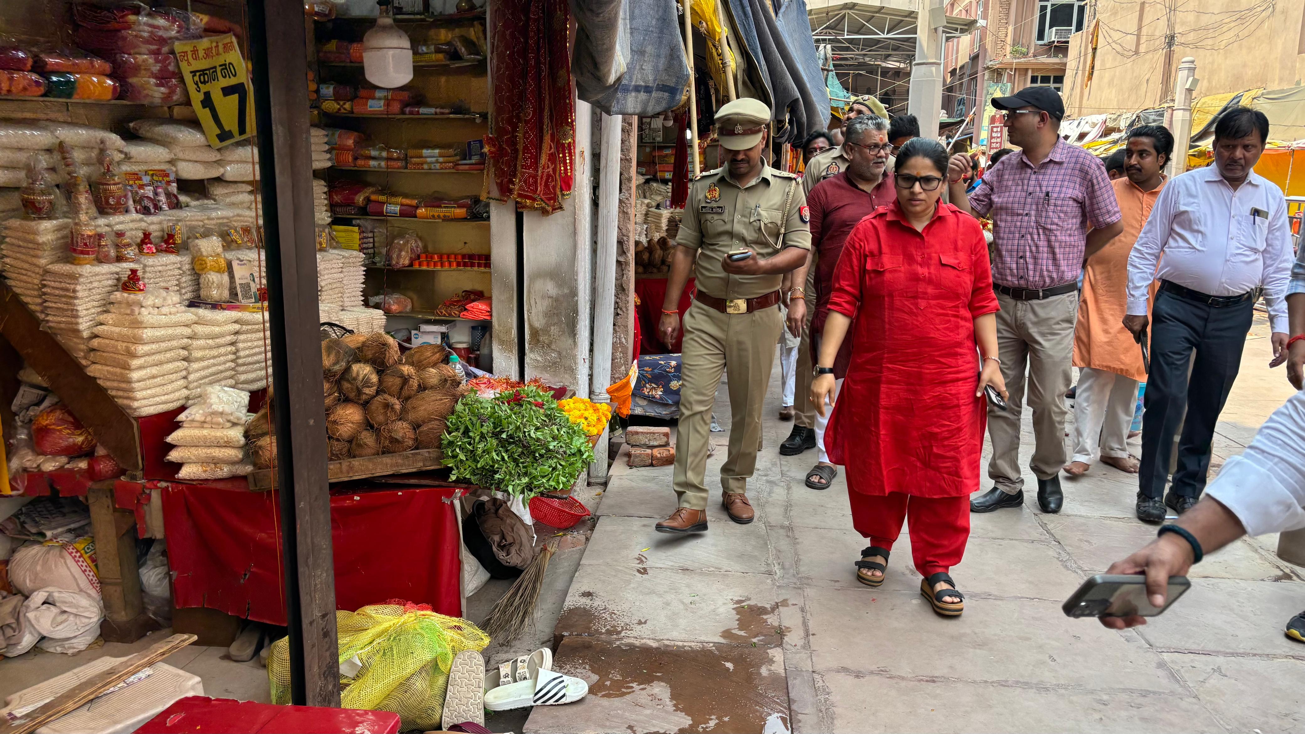 पाथ-वे पर दुकानदारों द्वारा किए गए अतिक्रमण को हटवाने के निर्देश देती डीएम प्रियंका निरंजन पाथ-वे पर दुकानदारों द्वारा किए गए अतिक्रमण को हटवाने के निर्देश देती डीएम प्रियंका निरंजन