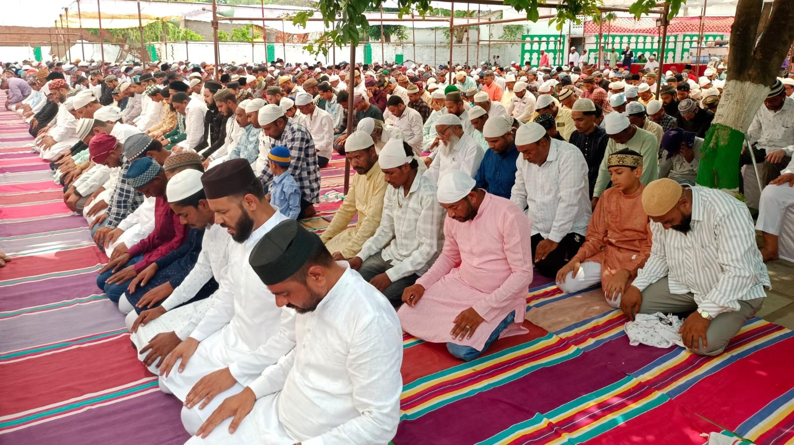 ईदगाह में ईद-उल-अजहा की नमाज अदा करते हुए समाजजन। ईदगाह में ईद-उल-अजहा की नमाज अदा करते हुए समाजजन।