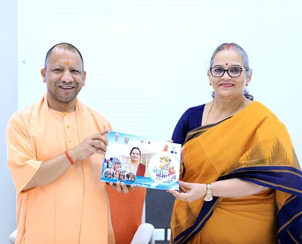 मुख्यमंत्री को बुकलेट भेंट करती हुई महापौर सुषमा (फोटो) मुख्यमंत्री को बुकलेट भेंट करती हुई महापौर सुषमा (फोटो)