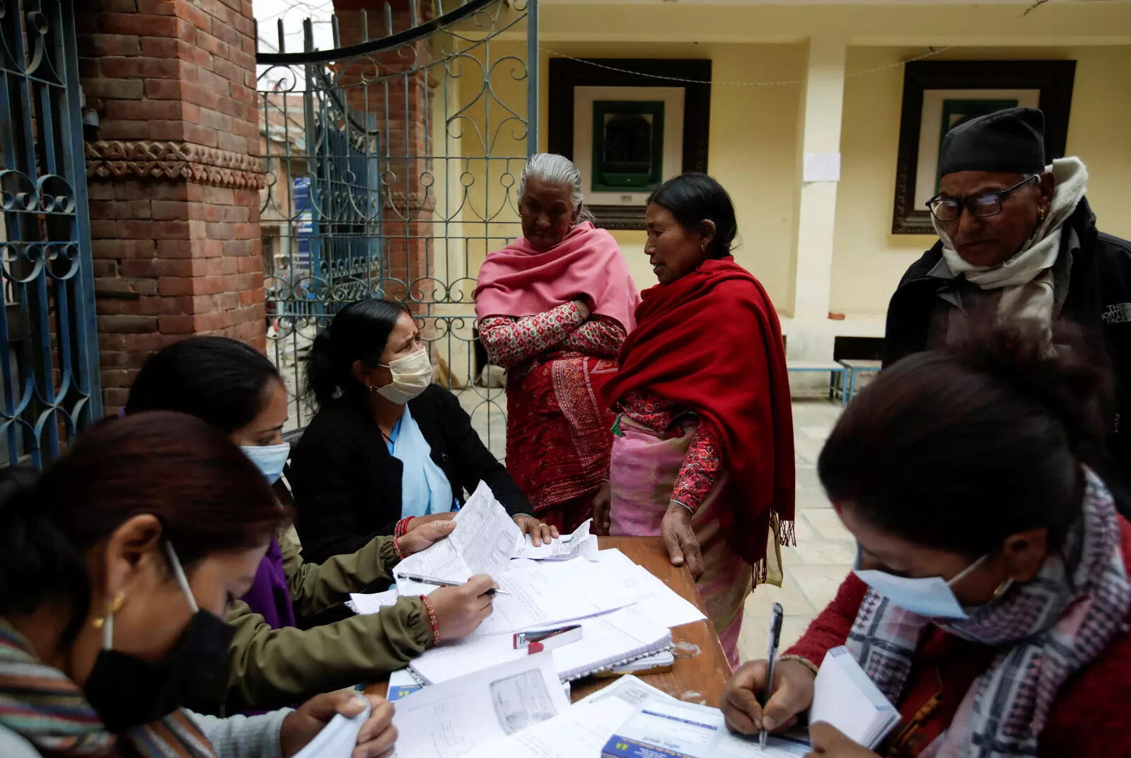 कोविड जांच करते स्वास्थ्य कर्मी कोविड जांच करते स्वास्थ्य कर्मी