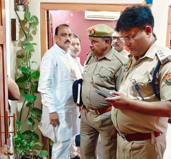 दिनदहाड़े बदमाशों ने सर्राफा व्यापारी के घर से चाकू की नोक पर लूटे जेबरात दिनदहाड़े बदमाशों ने सर्राफा व्यापारी के घर से चाकू की नोक पर लूटे जेबरात