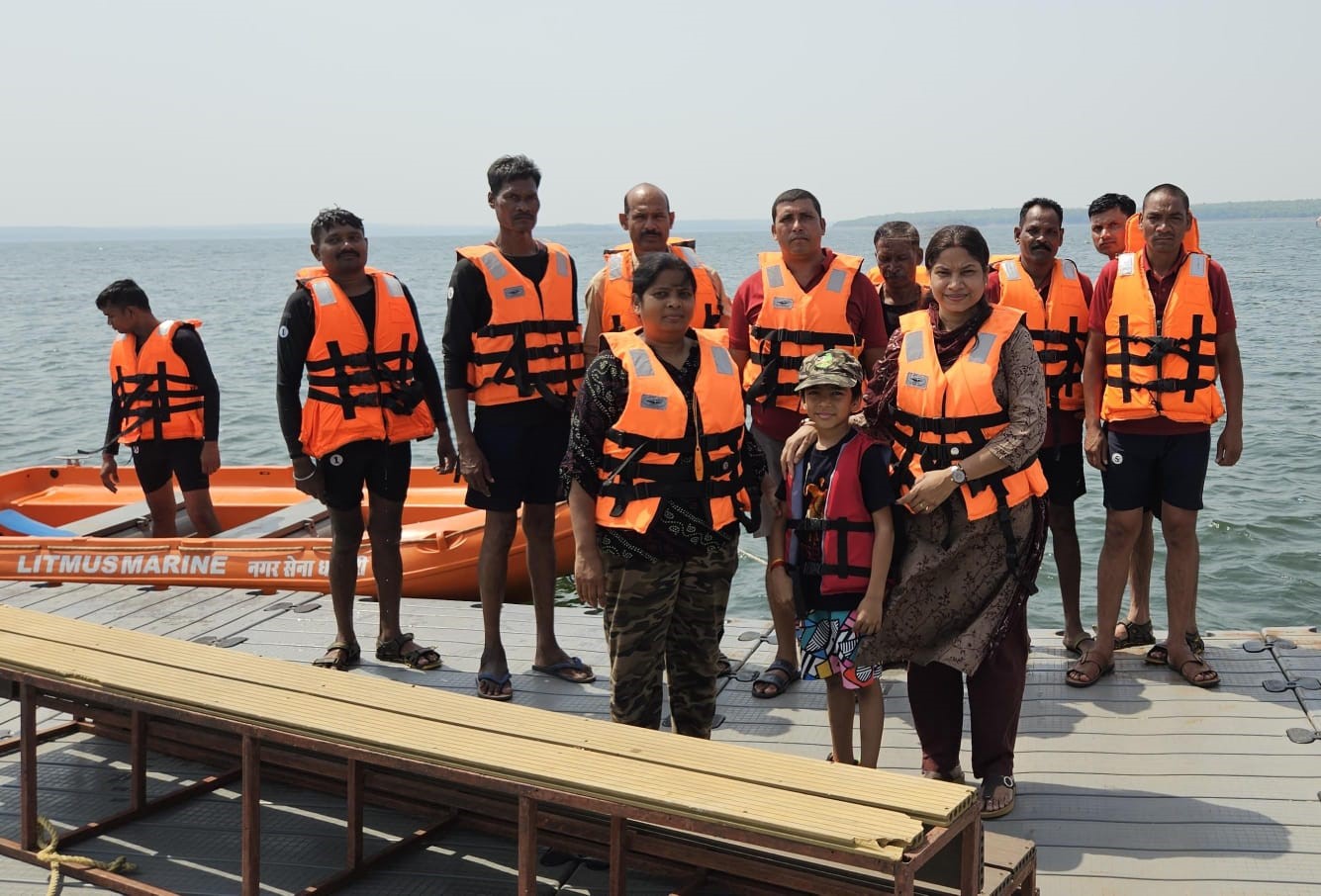 माकड्रिल के दौरान उपस्थित अधिकारी व जवान। माकड्रिल के दौरान उपस्थित अधिकारी व जवान।
