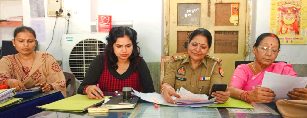 प्रोजेक्ट मिलन' में काउंसिलिंग करती पुलिस अधिकारी व सदस्य। प्रोजेक्ट मिलन' में काउंसिलिंग करती पुलिस अधिकारी व सदस्य।