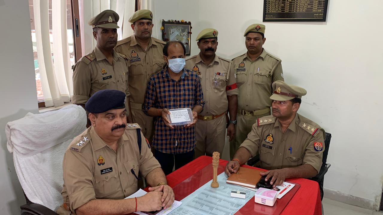 गिरफ्तार आरोपी के साथ जीआरपी की टीम गिरफ्तार आरोपी के साथ जीआरपी की टीम