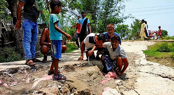 एक महीने में टूट गई ढलाई की हुई सड़क, लोगों में गुस्सा एक महीने में टूट गई ढलाई की हुई सड़क, लोगों में गुस्सा