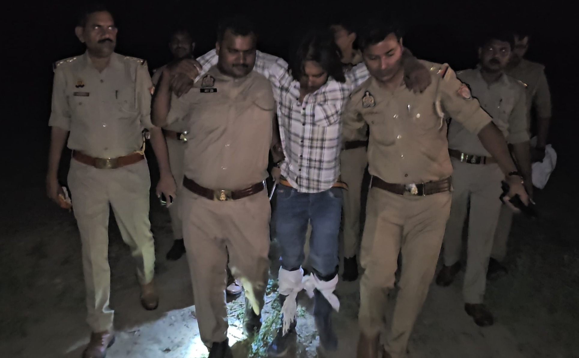 पुलिस मुठभेड़ में गोली लगने से एक बदमाश घायल पुलिस मुठभेड़ में गोली लगने से एक बदमाश घायल