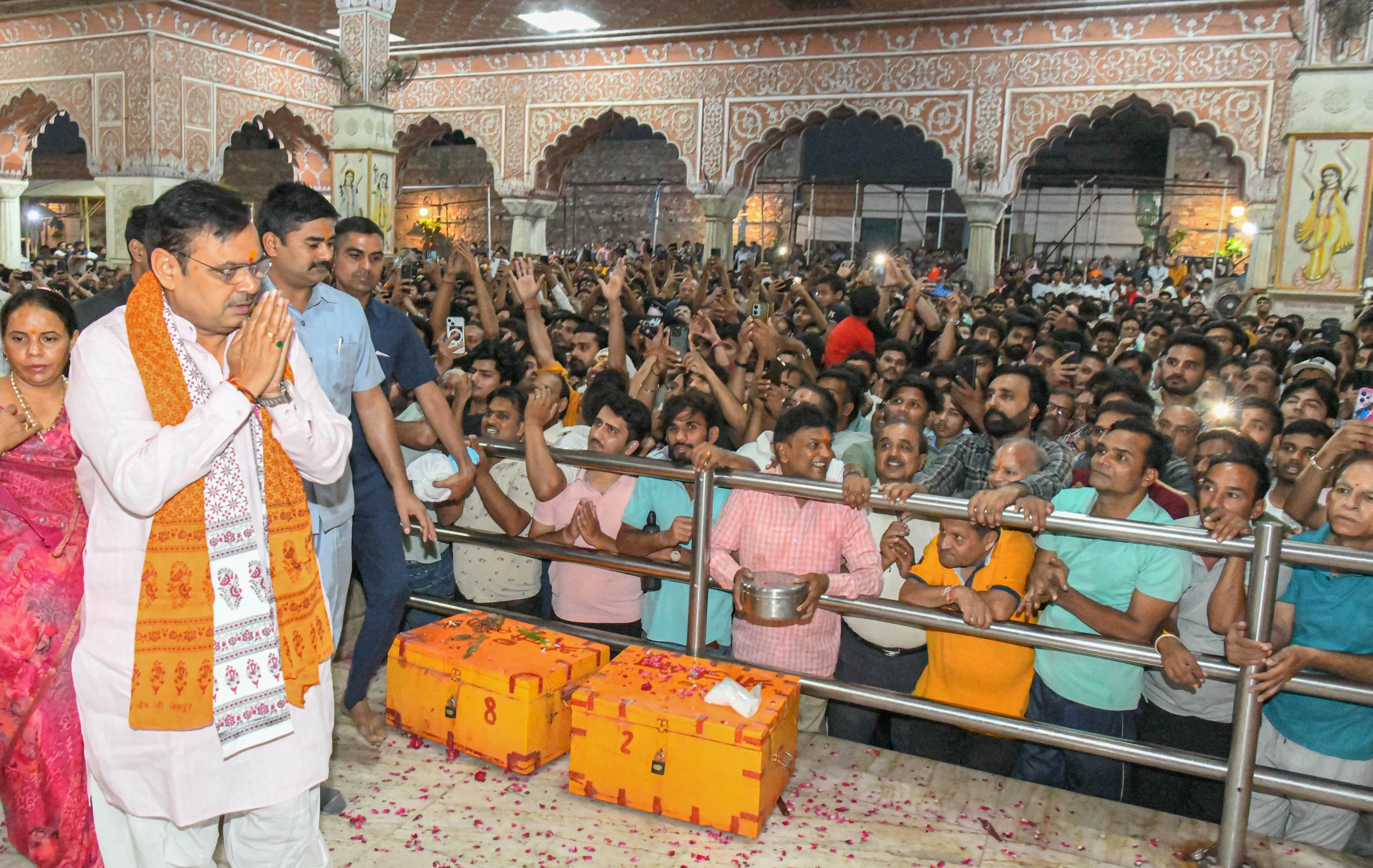 गोविंद देव मंदिर में आमजन का अभिवादन करते मुख्यमंत्री। गोविंद देव मंदिर में आमजन का अभिवादन करते मुख्यमंत्री।