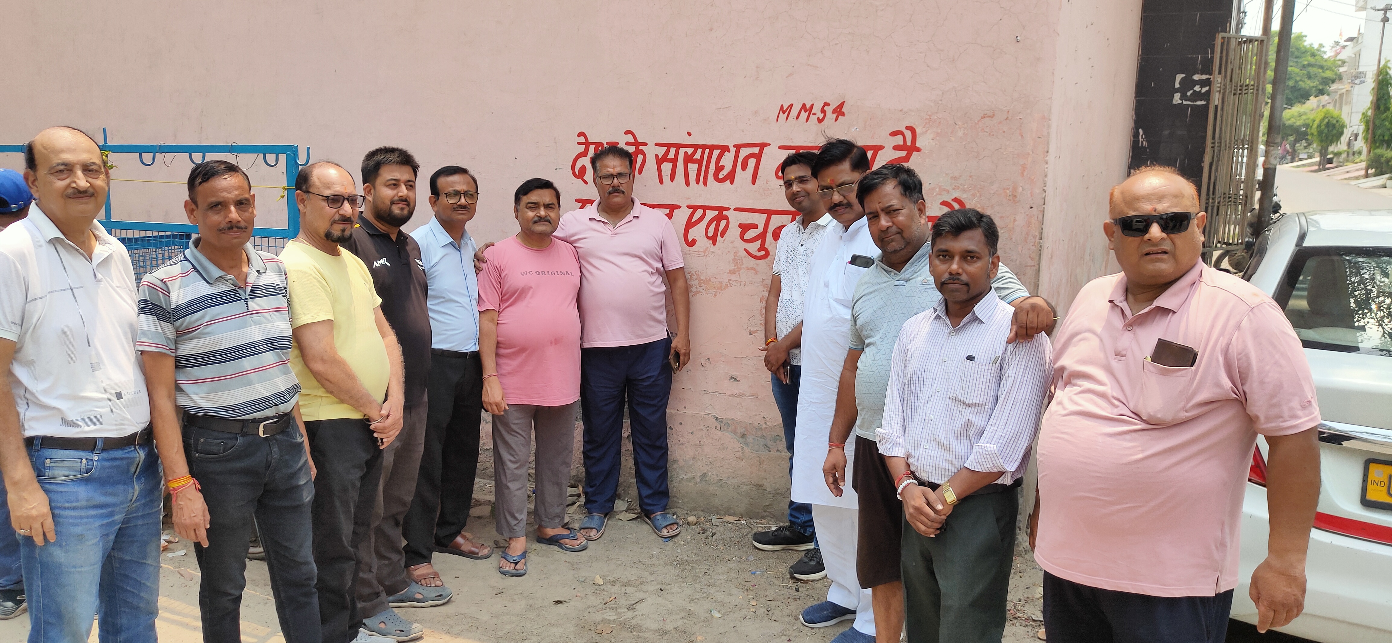 मुरादाबाद में एक राष्ट्र एक चुनाव अभियान के तहत दीवार लेखन अभियान के  तहत स्लोगन लिखते भाजपाई।
