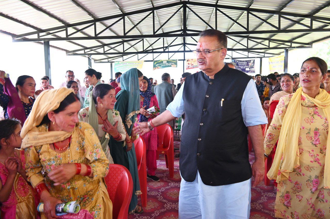 मंत्री गणेश जोशी भगद्वारीखाल इंटर कॉलेज में टिन शेड का लोकार्पण करते। मंत्री गणेश जोशी भगद्वारीखाल इंटर कॉलेज में टिन शेड का लोकार्पण करते।