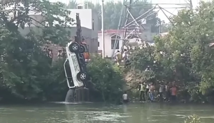 नहर से स्कॉर्पियो बाहर निकालते हुए नहर से स्कॉर्पियो बाहर निकालते हुए