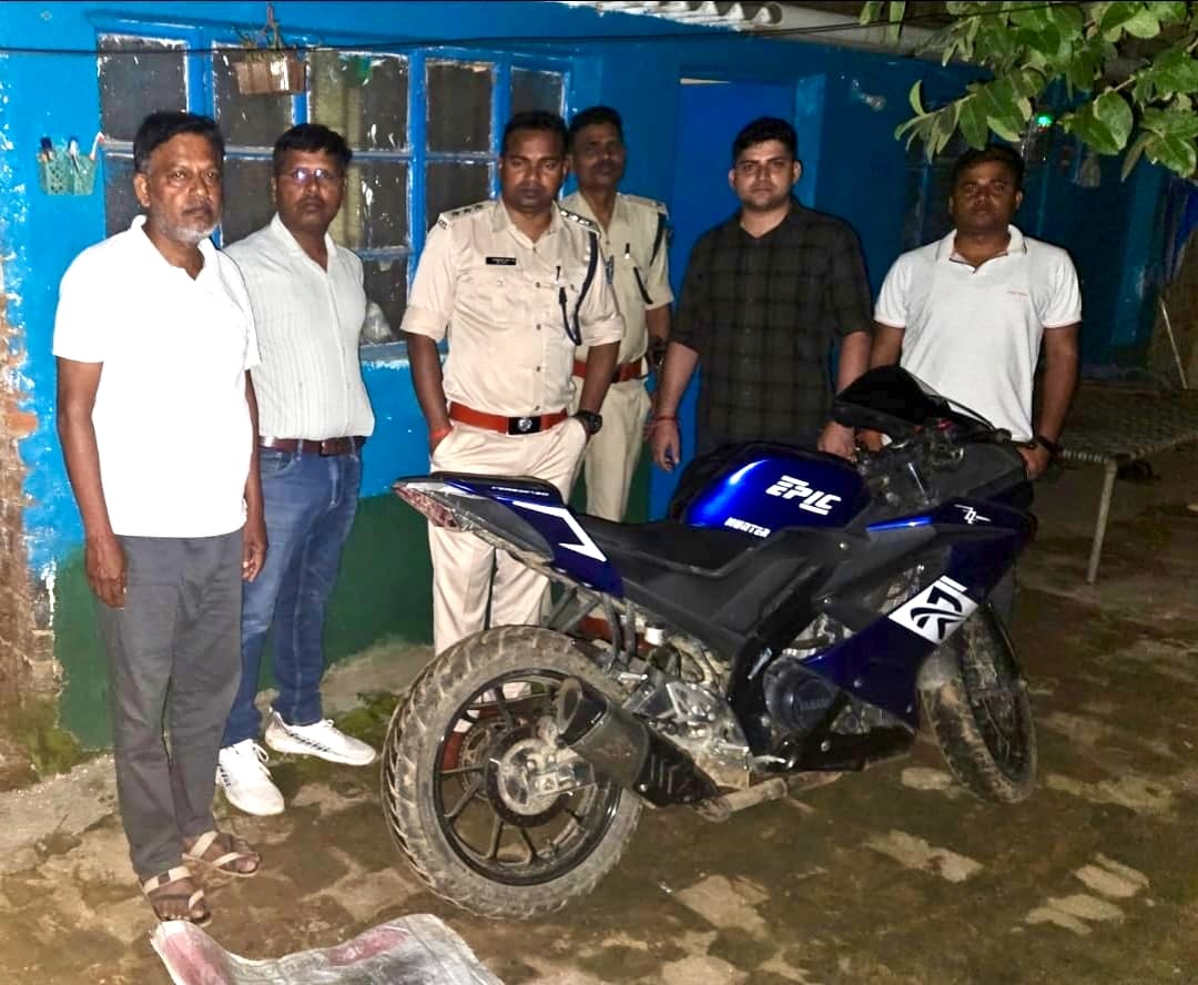 बाइक जब्त करते डीएसपी बाइक जब्त करते डीएसपी