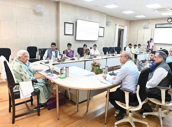 पदाधिकारियों संग बैठक करते राज्यपाल आनंदी बेन पटेल पदाधिकारियों संग बैठक करते राज्यपाल आनंदी बेन पटेल