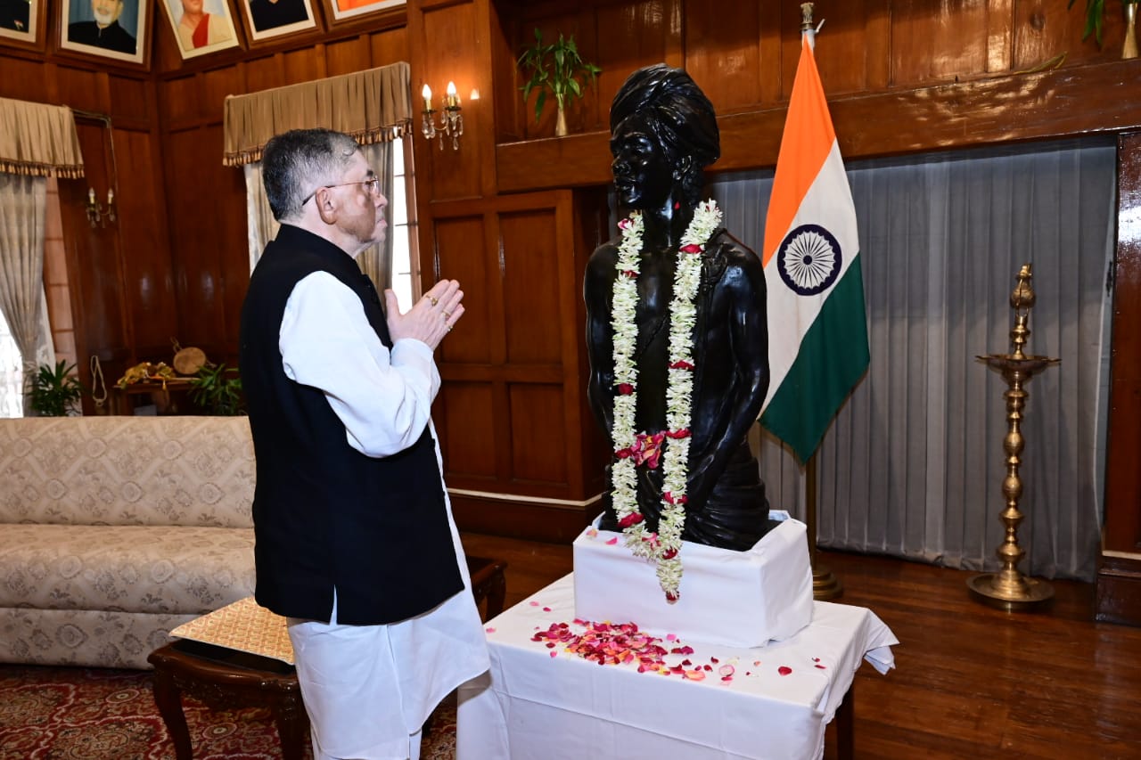 राज्यपाल राजभवन में श्रद्धांजलि देते हुए राज्यपाल राजभवन में श्रद्धांजलि देते हुए