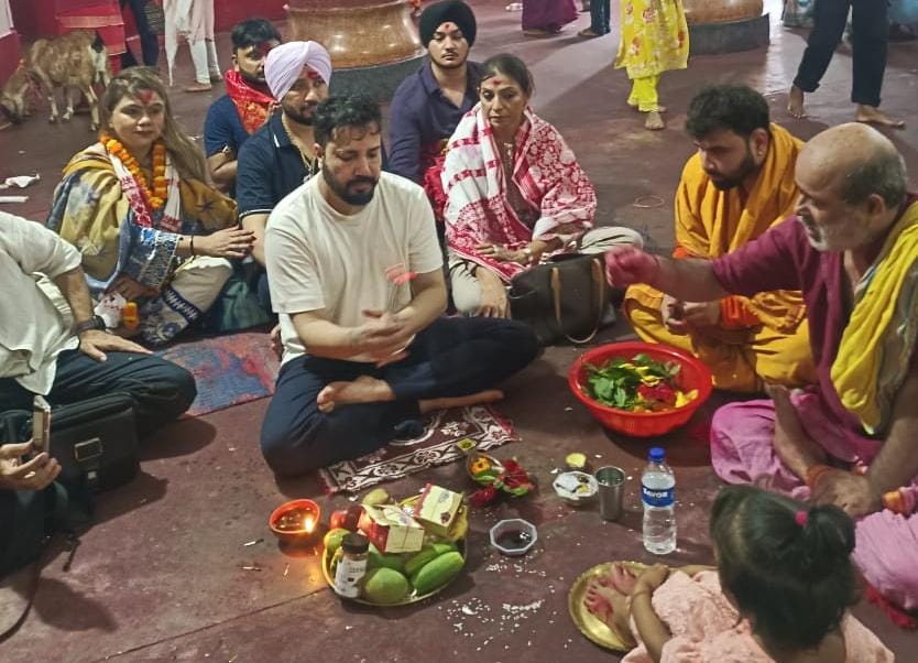 कामाख्या धाम पहुंचे बॉलीवुड सिंगर मीका सिंह। कामाख्या धाम पहुंचे बॉलीवुड सिंगर मीका सिंह।