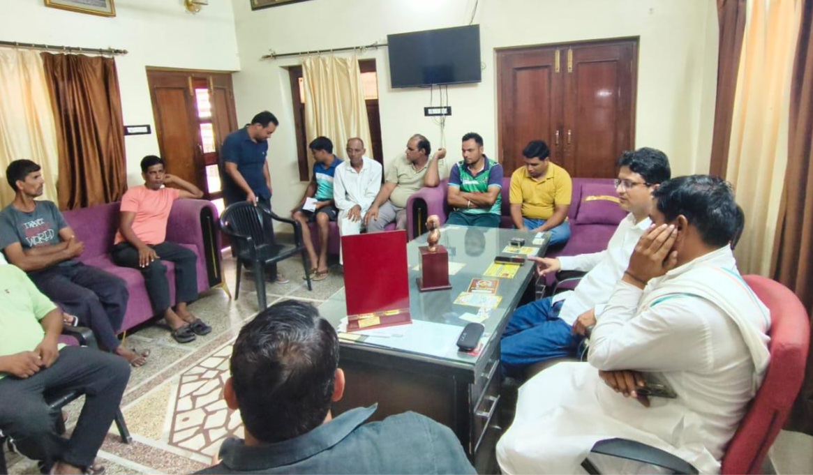 ग्रामीणों को नशे के खिलाफ जागरूक करते हुए नायब तहसीलदार। ग्रामीणों को नशे के खिलाफ जागरूक करते हुए नायब तहसीलदार।