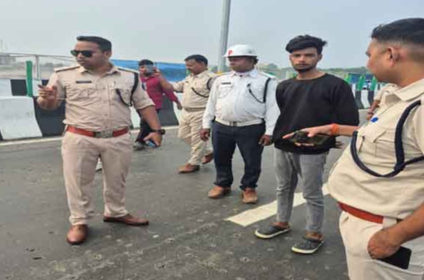 आरोपित युवक का परेड कराते डीएसपी सहित अन्य आरोपित युवक का परेड कराते डीएसपी सहित अन्य
