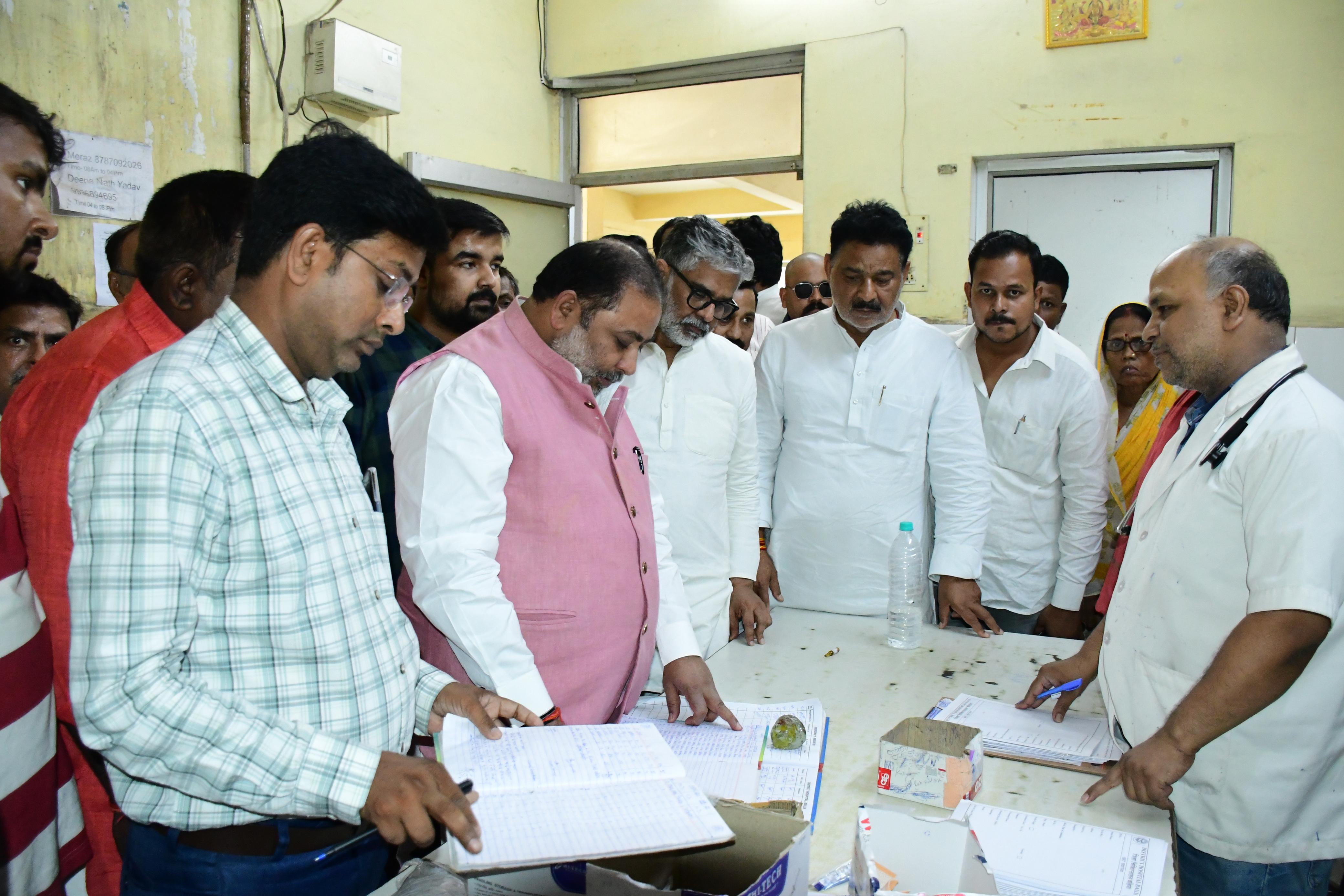 सीसीयू के लिए अधिकारियों को निर्देशित करते मंत्री दयाशंकर सिंह सीसीयू के लिए अधिकारियों को निर्देशित करते मंत्री दयाशंकर सिंह