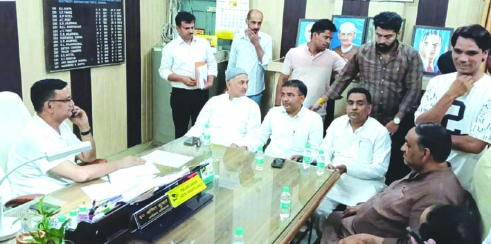 वार्ता करते कांग्रेस विधायक वार्ता करते कांग्रेस विधायक