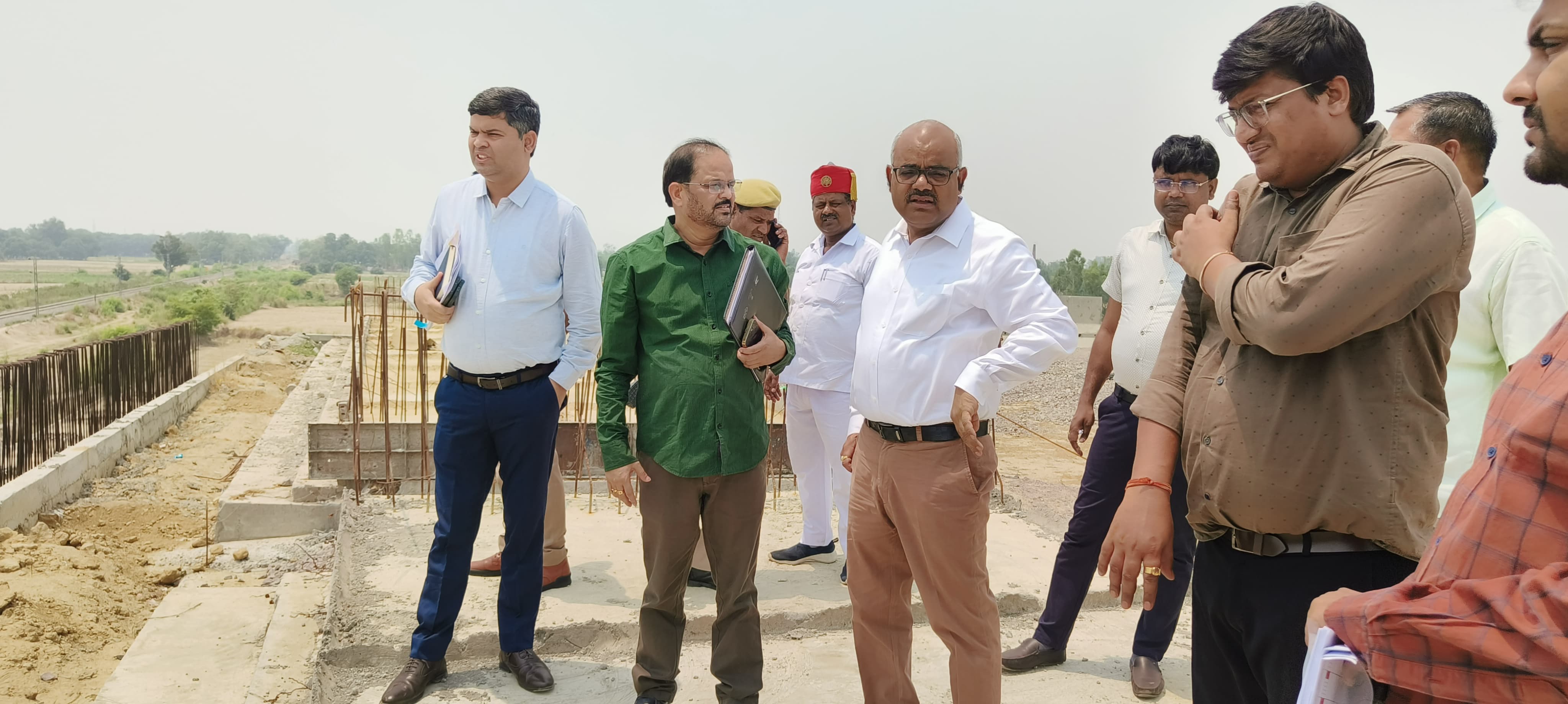 अधिकारियों के साथ जायजा लेते जिलाधिकारी जितेंद्र प्रताप सिंह अधिकारियों के साथ जायजा लेते जिलाधिकारी जितेंद्र प्रताप सिंह