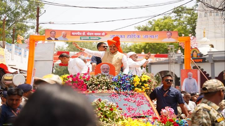 नरसिंहपुरः मुख्यमंत्री का गाडरवारा में नागरिकों ने पुष्प वर्षा और फूल माला पहनाकर किया स्वागत नरसिंहपुरः मुख्यमंत्री का गाडरवारा में नागरिकों ने पुष्प वर्षा और फूल माला पहनाकर किया स्वागत