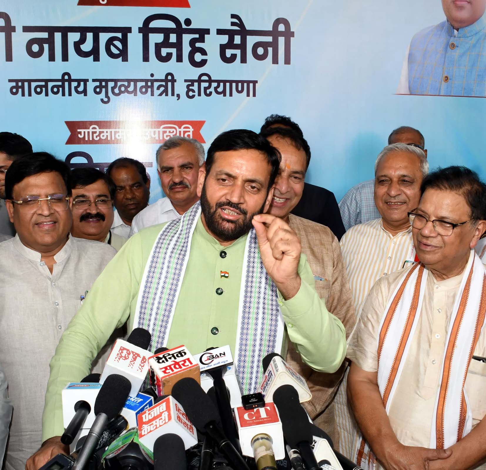 पत्रकारों सेे बातचीत करते मुख्यमंत्री नायब सिंह सैनी। पत्रकारों सेे बातचीत करते मुख्यमंत्री नायब सिंह सैनी।