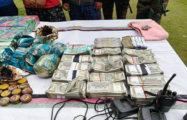 मणिपुर में जब्त 55.52 करोड़ रुपये की ड्रग्स और नकदी का जारी फोटो मणिपुर में जब्त 55.52 करोड़ रुपये की ड्रग्स और नकदी का जारी फोटो