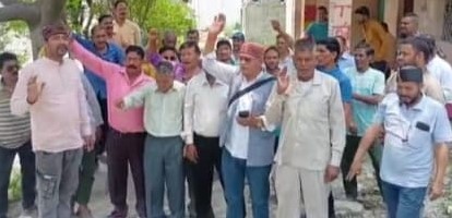 पोखरी के सिवाई में प्रदर्शन करते हुए ग्रामीण। पोखरी के सिवाई में प्रदर्शन करते हुए ग्रामीण।