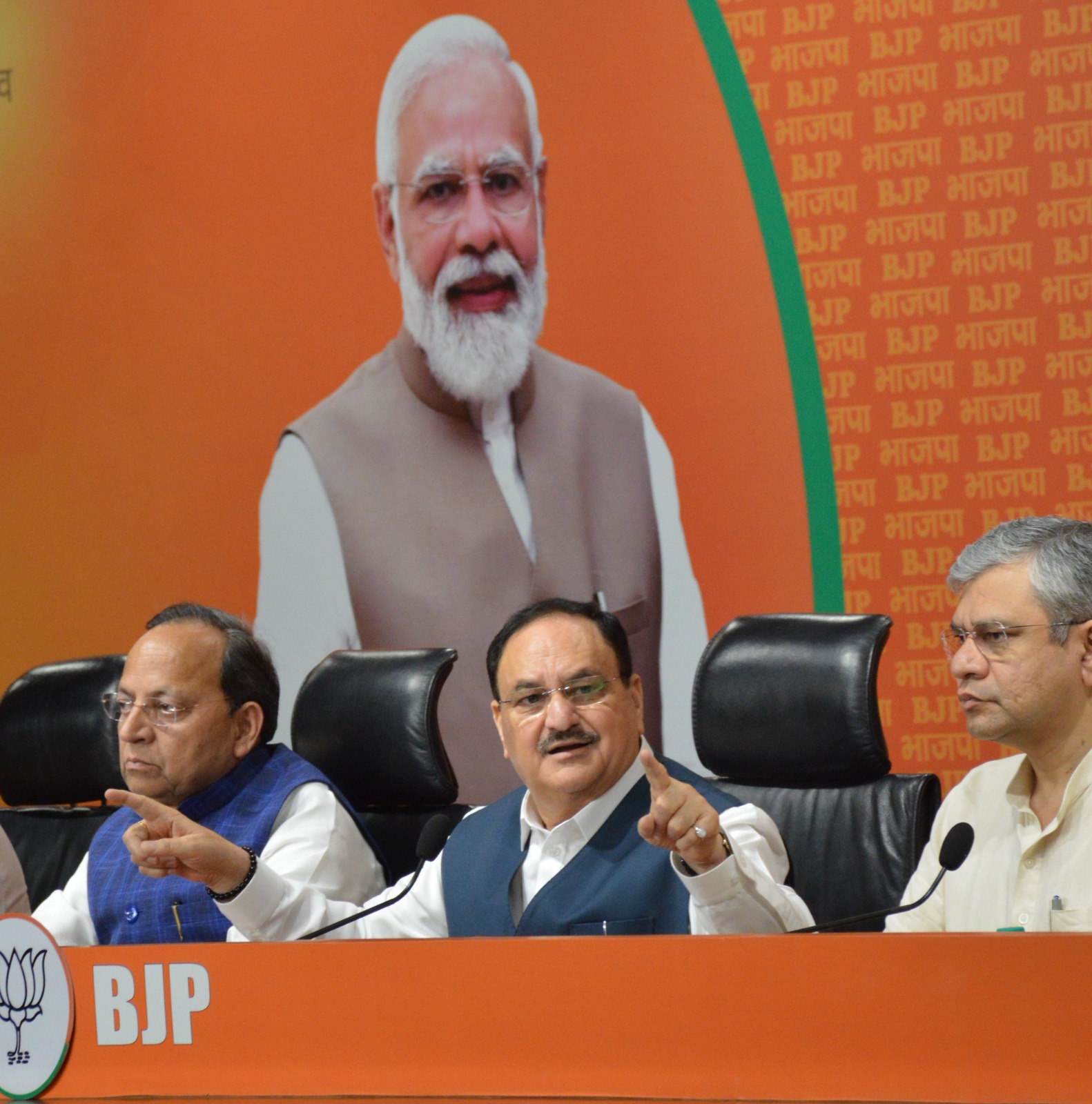 प्रेसवार्ता को संबोधित करते हुए जे पी नड्डा प्रेसवार्ता को संबोधित करते हुए जे पी नड्डा