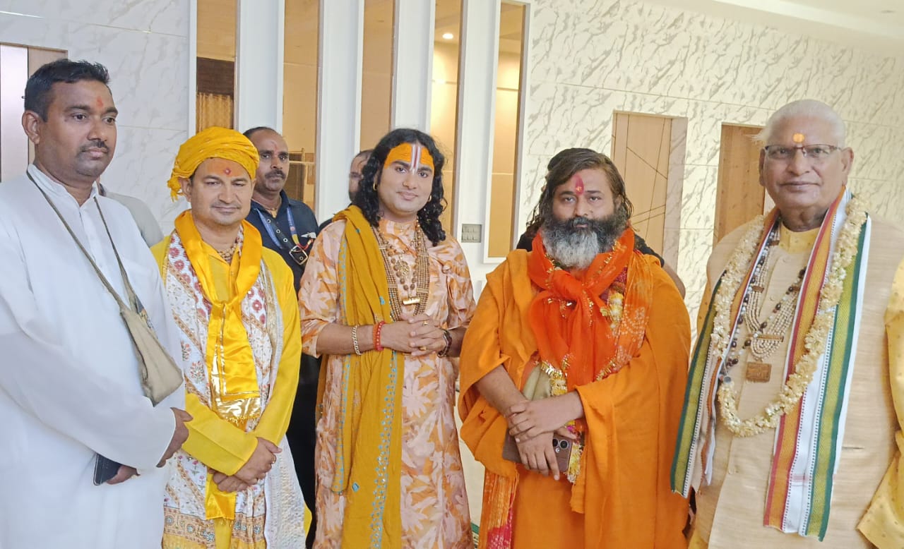 खून से भरा पत्र दिखाते हुए दिनेश शर्मा एवं साधु संत समर्थन करते हुए खून से भरा पत्र दिखाते हुए दिनेश शर्मा एवं साधु संत समर्थन करते हुए
