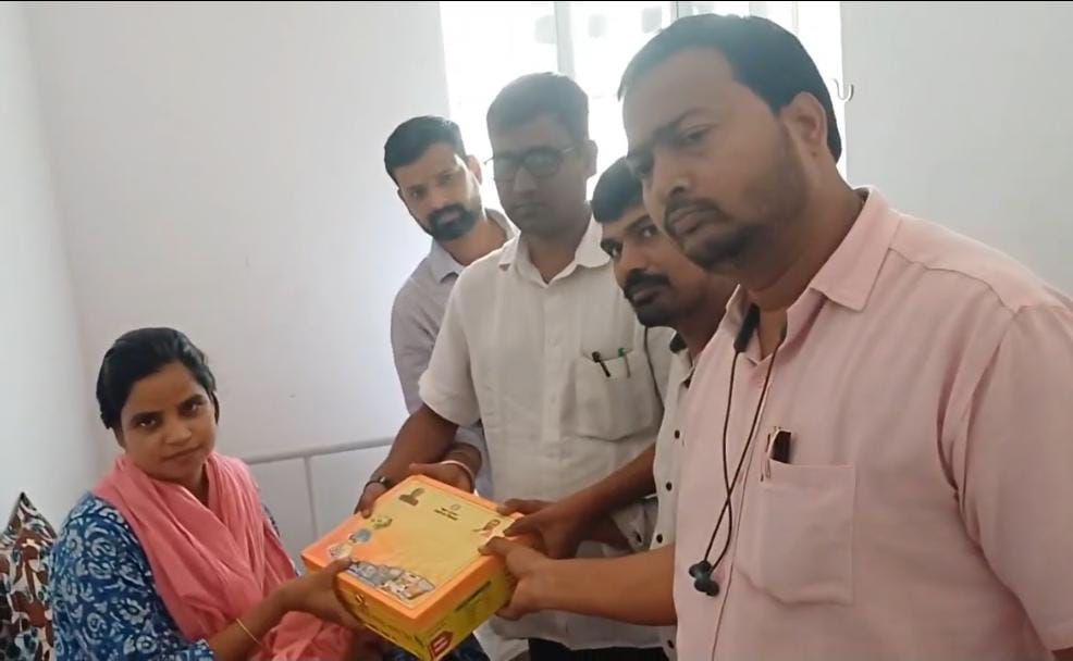 किट बांटते स्वास्थ्य कर्मी किट बांटते स्वास्थ्य कर्मी