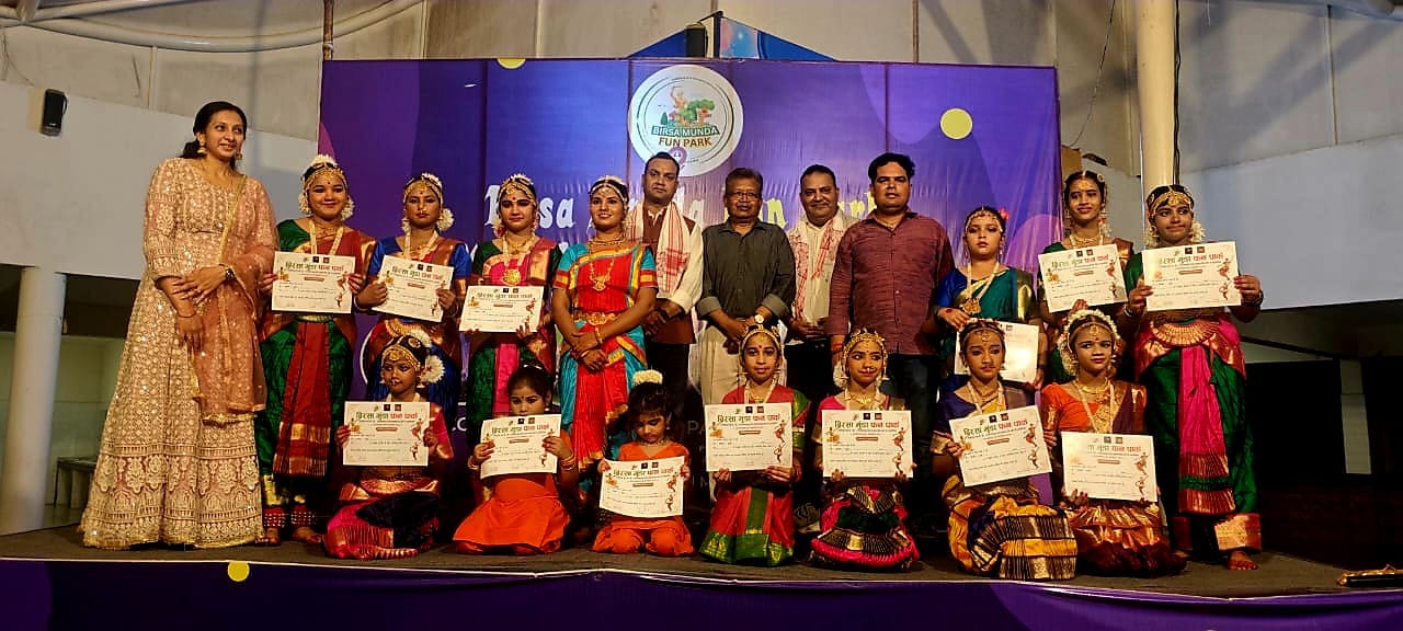 नृत्य प्रस्तुत करने के बाद सर्टिपिफेट लिए हुए कलाकारों की तस्वीर नृत्य प्रस्तुत करने के बाद सर्टिपिफेट लिए हुए कलाकारों की तस्वीर