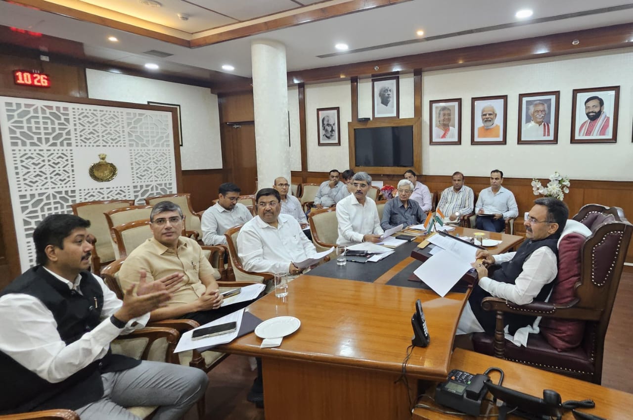 हरियाणा विधानसभा के अध्यक्ष अधिकारियों की बेठक लेते हुए हरियाणा विधानसभा के अध्यक्ष अधिकारियों की बेठक लेते हुए
