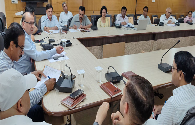 अधिकारियों की बैठक लेते उपायुक्त डॉ विवेक भारती। अधिकारियों की बैठक लेते उपायुक्त डॉ विवेक भारती।