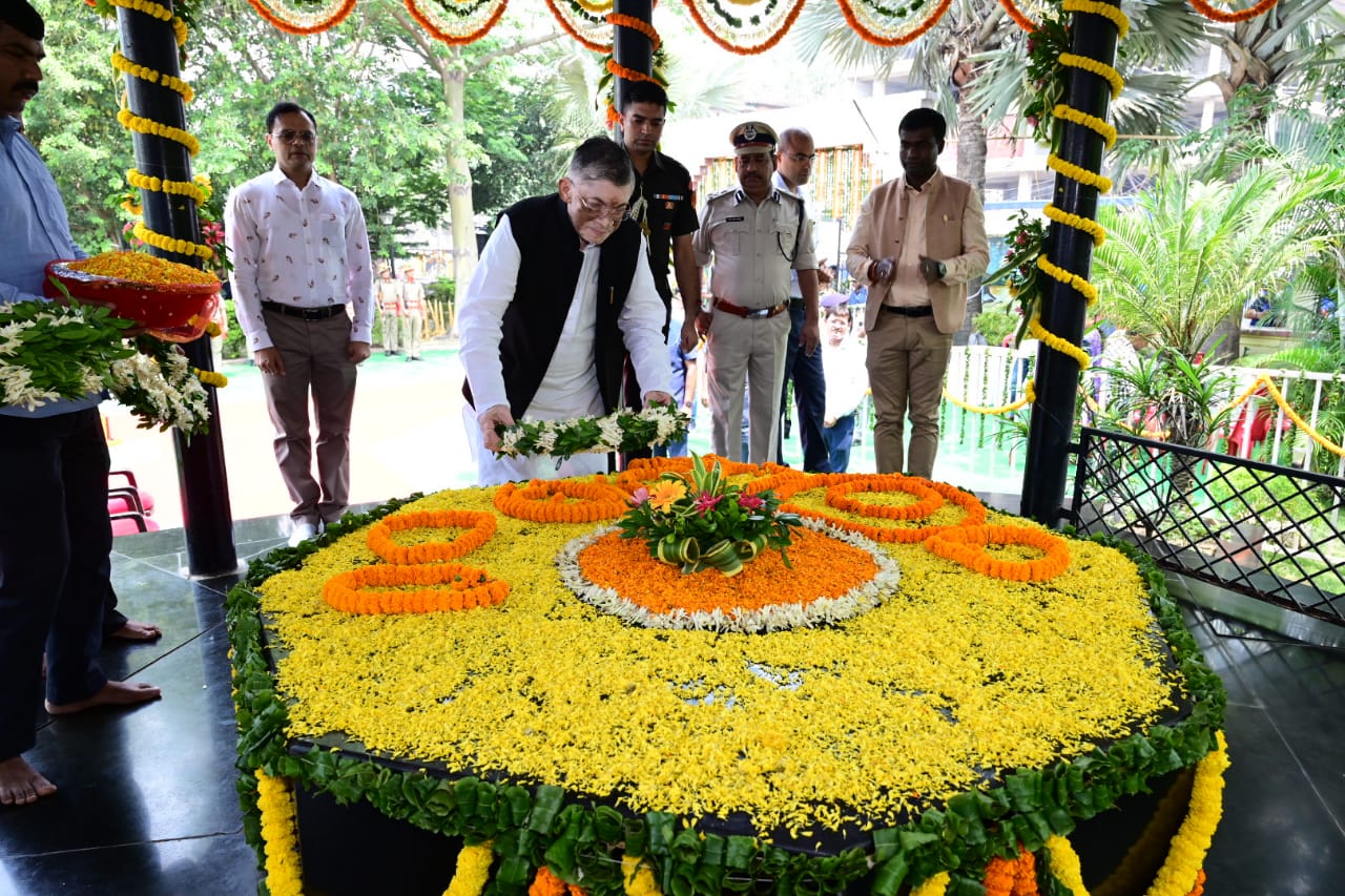 राज्यपाल बिरसा मुंडा समाधि स्थल पर श्रद्धांजलि देते हुए राज्यपाल बिरसा मुंडा समाधि स्थल पर श्रद्धांजलि देते हुए