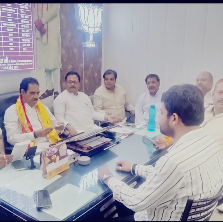 बैठक करते जिलाध्यक्ष कानपुर उत्तर बैठक करते जिलाध्यक्ष कानपुर उत्तर