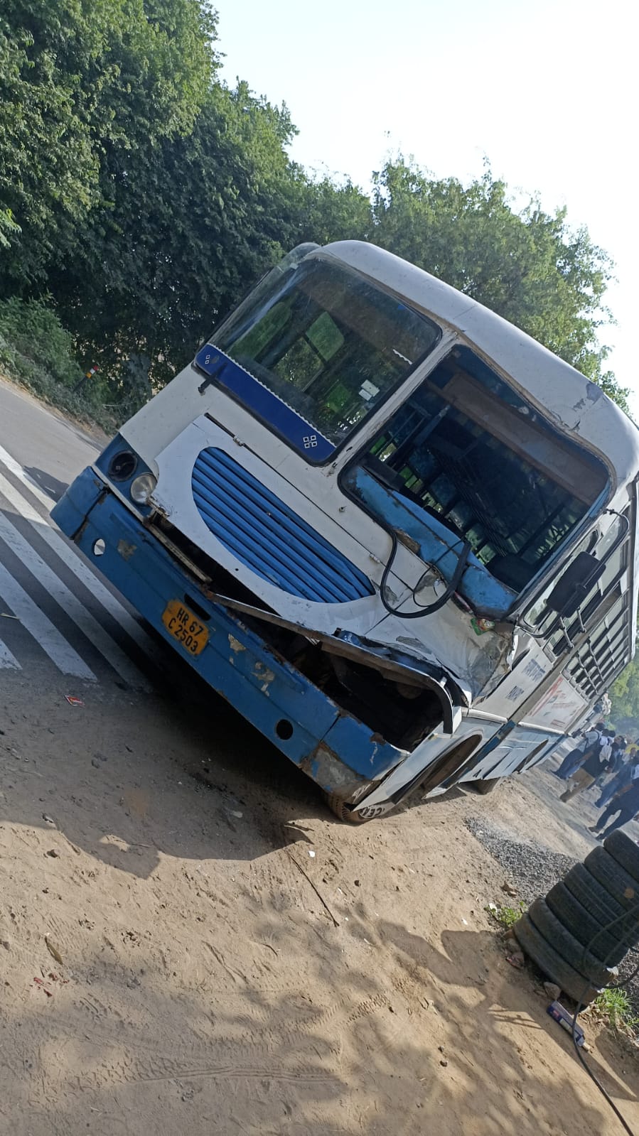 हादसे में दुर्घटनाग्रस्त हुई किलोमीटर स्कीम बस। हादसे में दुर्घटनाग्रस्त हुई किलोमीटर स्कीम बस।