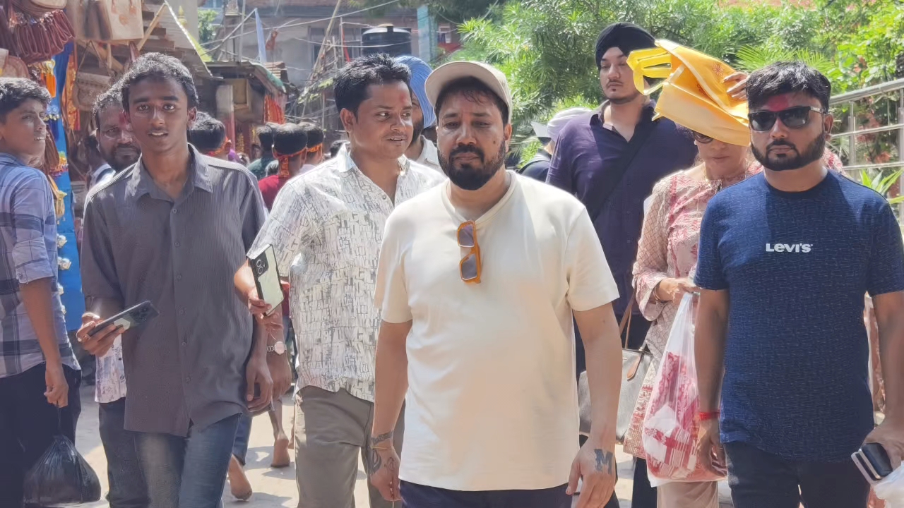 कामाख्या धाम पहुंचे बॉलीवुड सिंगर मीका सिंह। कामाख्या धाम पहुंचे बॉलीवुड सिंगर मीका सिंह।