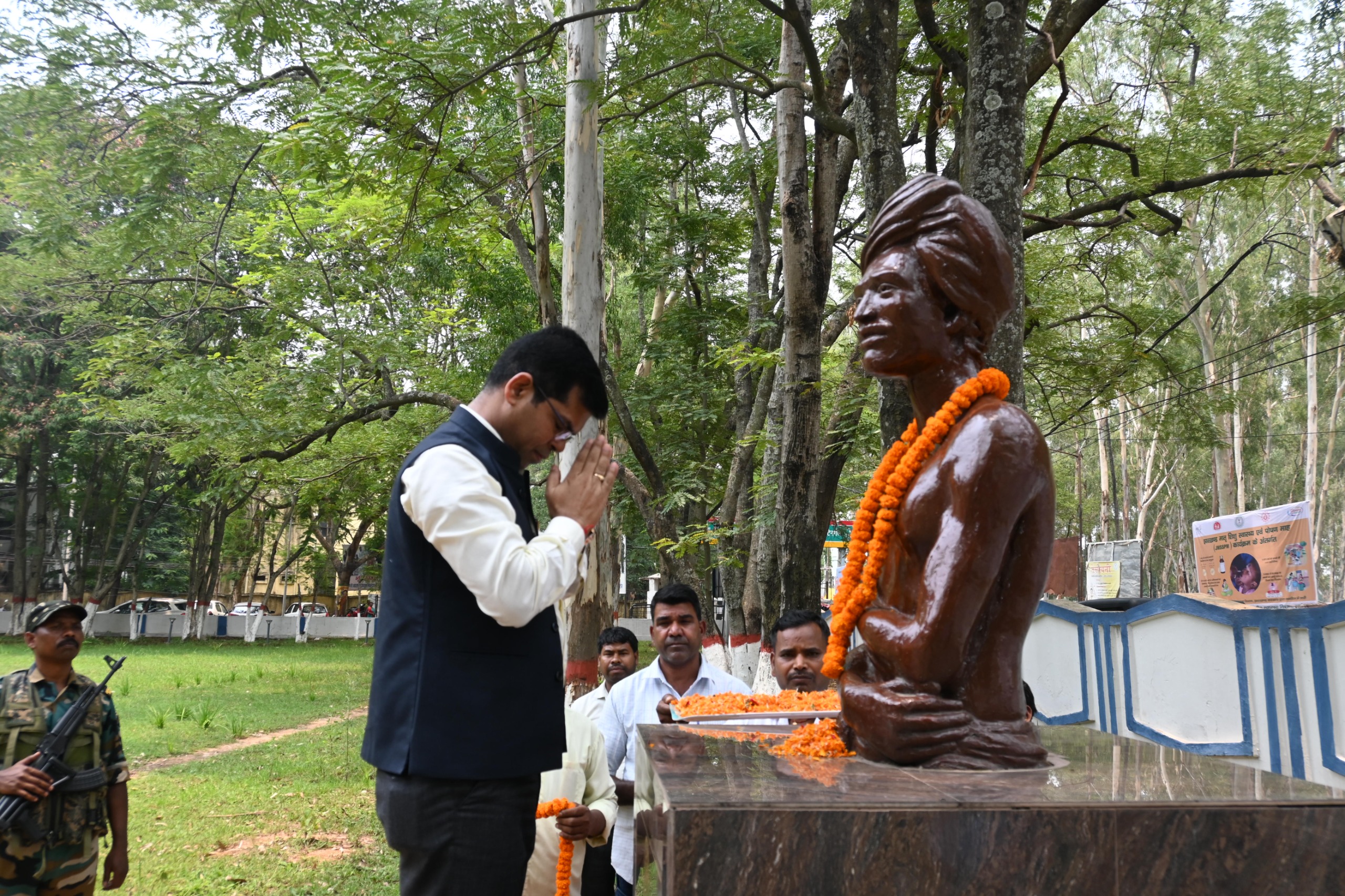 माल्यार्पण करते लोग माल्यार्पण करते लोग