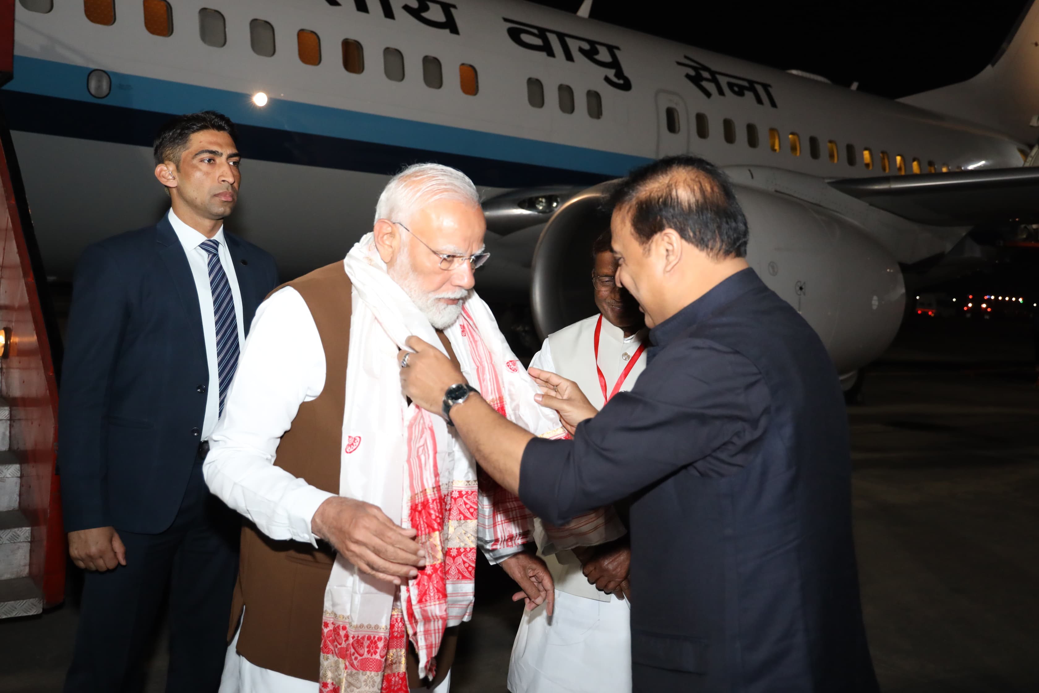गुवाहाटी पहुंचे प्रधानमंत्री नरेन्द्र मोदी का मुख्यमंत्री डॉ हिमंत बिस्व सरमा एलजीबीआई हवाई अड्डे पर स्वागत करते हुए। गुवाहाटी पहुंचे प्रधानमंत्री नरेन्द्र मोदी का मुख्यमंत्री डॉ हिमंत बिस्व सरमा एलजीबीआई हवाई अड्डे पर स्वागत करते हुए।