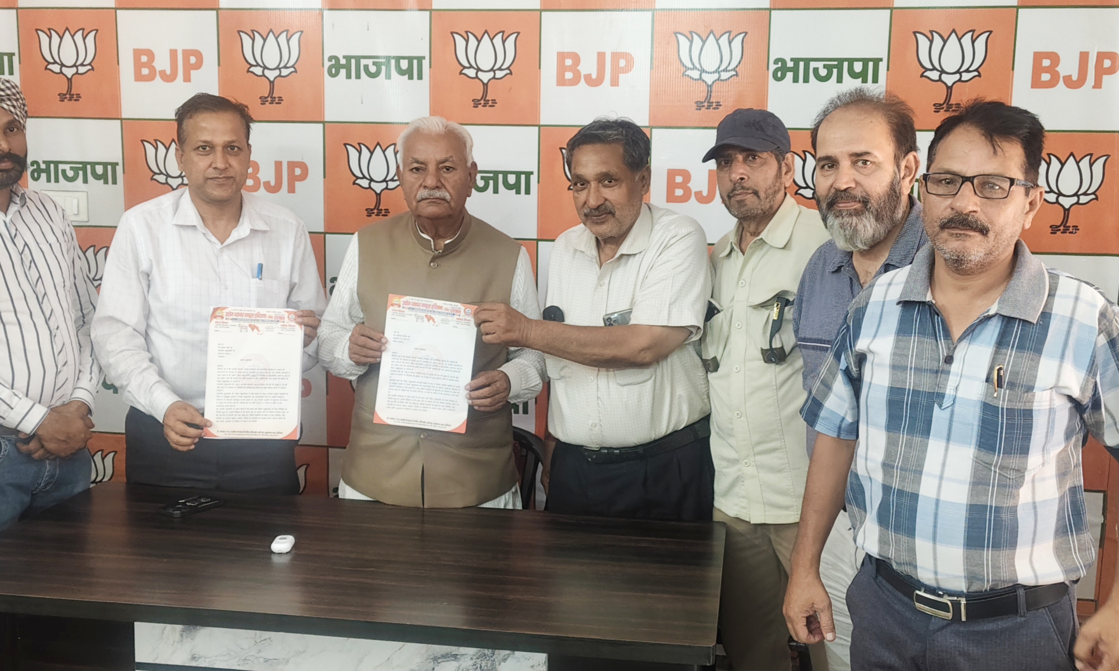 विधायक को मांग पत्र सौंपते हुए व्यापारी प्रतिनिधि विधायक को मांग पत्र सौंपते हुए व्यापारी प्रतिनिधि