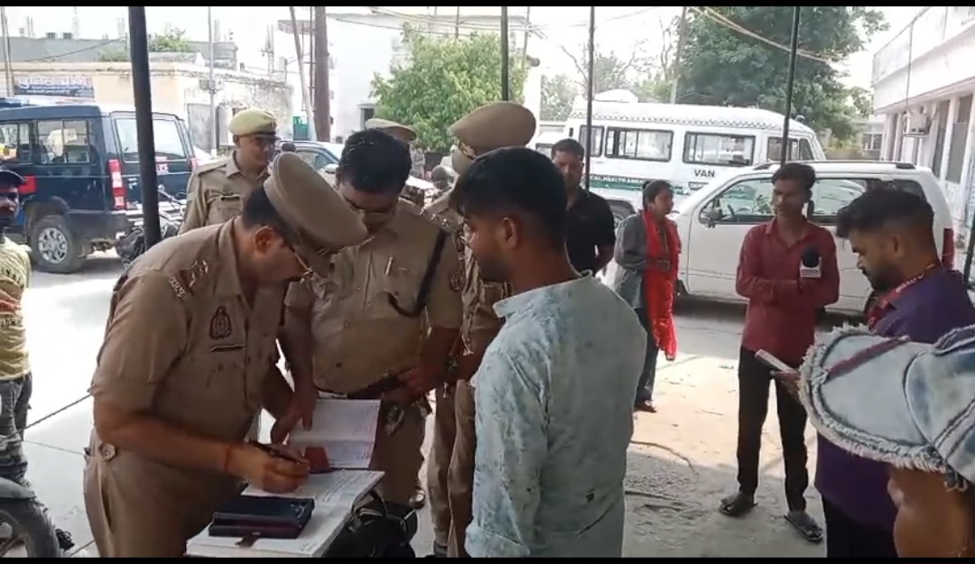 घटना की जानकारी करती पुलिस घटना की जानकारी करती पुलिस