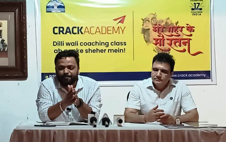 मंडी में पत्रकारों से बात करते क्रैक एकेडमी के सीईओ नीरज कंसल मंडी में पत्रकारों से बात करते क्रैक एकेडमी के सीईओ नीरज कंसल