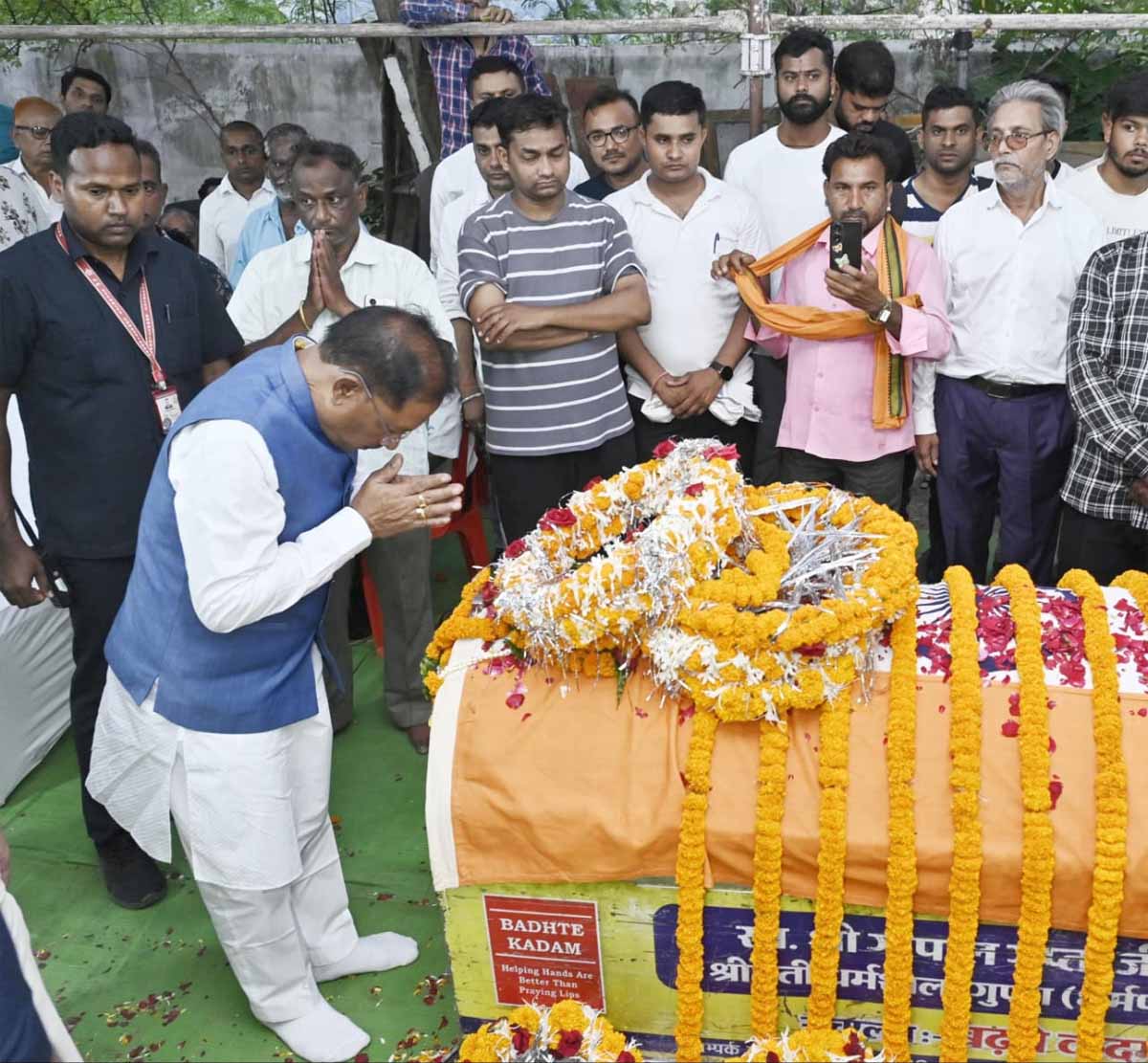 मुख्यमंत्री साय बलिदान एएसपी आकाश राव गिरपून्जे काे श्रद्धांजलि देते मुख्यमंत्री साय बलिदान एएसपी आकाश राव गिरपून्जे काे श्रद्धांजलि देते